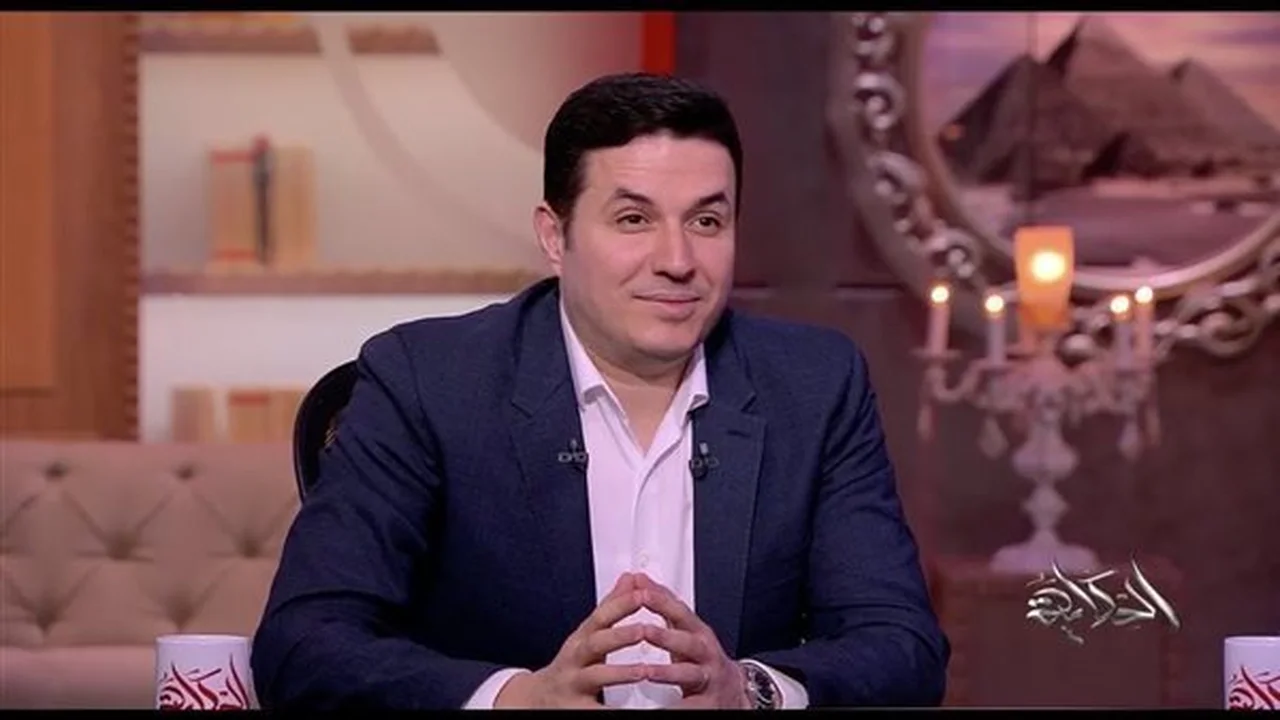 خناقة مفاجئة.. دكتور أحمد عمارة يتصادم مع سائق دراجة نارية على الطريق